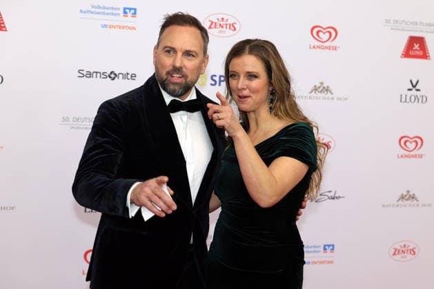 Deutscher Filmball 2026 Steven Gätjen und Nina Eichinger auf dem roten Teppich. 50. Deutscher Filmball 2026 am 24.01.2026 im Hotel Bayerischer Hof in München. Bayern, Deutschland.