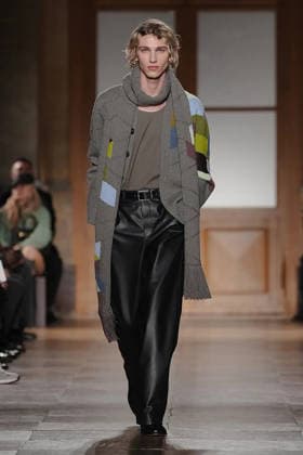 (260125) -- PARIS, Jan. 25, 2026 -- A model presents a creation from the menswear Fall Winter 2026-2027 collections by Hermes during the Men Paris Fashion Week, in Paris, France, on Jan. 24, 2026. ( Handout via Xinhua) FRANCE-PARIS-MEN FASHION WEEK-HERMES MeetEurope 