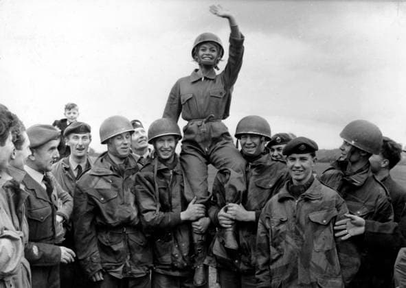 RECORD DATE NOT STATED RECORD DATE NOT STATED Brigitte Bardot with troops circa 1950s ** I.V. EDITORIAL USE ONLY  Copyright: x