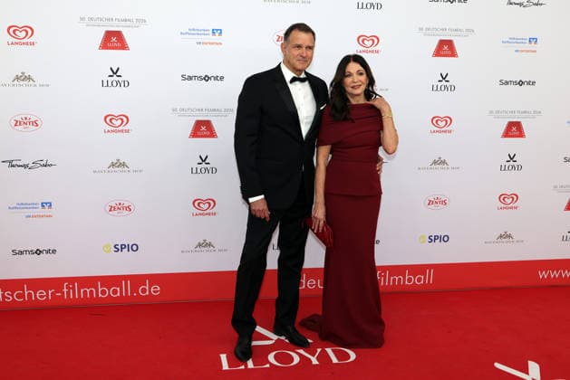 Deutscher Filmball 2026 Iris Berben (deutsche Schauspielerin und Synchronsprecherin) mit Partner Heiko Kiesow auf dem roten Teppich. 50. Deutscher Filmball 2026 am 24.01.2026 im Hotel Bayerischer Hof in München. Bayern, Deutschland.