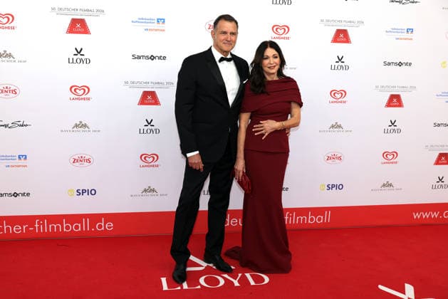 Deutscher Filmball 2026 Iris Berben (deutsche Schauspielerin und Synchronsprecherin) mit Partner Heiko Kiesow auf dem roten Teppich. 50. Deutscher Filmball 2026 am 24.01.2026 im Hotel Bayerischer Hof in München. Bayern, Deutschland.