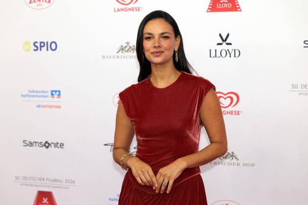 Deutscher Filmball 2026 Janina Uhse (deutsche Schauspielerin) auf dem roten Teppich. 50. Deutscher Filmball 2026 am 24.01.2026 im Hotel Bayerischer Hof in München. Bayern, Deutschland.
