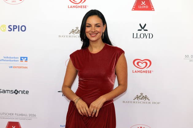 Deutscher Filmball 2026 Janina Uhse (deutsche Schauspielerin) auf dem roten Teppich. 50. Deutscher Filmball 2026 am 24.01.2026 im Hotel Bayerischer Hof in München. Bayern, Deutschland.
