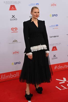 Rosalie Thomass (Schauspielerin), Einzelbild,Freisteller, Ganzkoerperaufnahme,ganze Figur. 50.Deutscher Filmball, Roter Teppich,Red Carpet, am 24.01.2026 im H o t e l B a y e r i s c h e r H o f, M u e n c h e n.