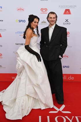 Carina Wild mit maennlicher Begeleitumg. 50.Deutscher Filmball, Roter Teppich,Red Carpet, am 24.01.2026 im H o t e l B a y e r i s c h e r H o f, M u e n c h e n.