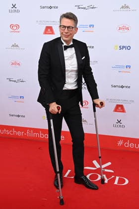 Markus BLUME (CSU,Bayerischer Staatsminister für Wissenschaft und Kunst) an Kruecken, Einzelbild,Freisteller, Ganzkoerperaufnahme,ganze Figur. 50.Deutscher Filmball, Roter Teppich,Red Carpet, am 24.01.2026 im H o t e l B a y e r i s c h e r H o f, M u e n c h e n.