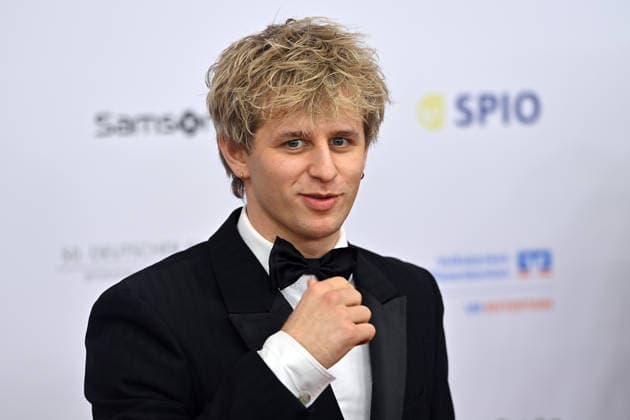 Theo Carow (Schauspieler) , Einzelbild,angeschnittenes Einzelmotiv,Portraet,Portrait,Porträt. 50.Deutscher Filmball, Roter Teppich,Red Carpet, am 24.01.2026 im H o t e l B a y e r i s c h e r H o f, M u e n c h e n.