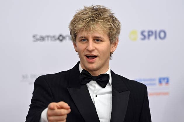 Theo Carow (Schauspieler) , Einzelbild,angeschnittenes Einzelmotiv,Portraet,Portrait,Porträt. 50.Deutscher Filmball, Roter Teppich,Red Carpet, am 24.01.2026 im H o t e l B a y e r i s c h e r H o f, M u e n c h e n.