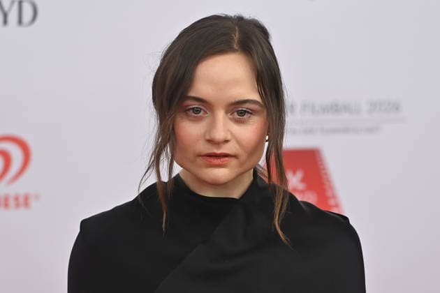 Lena Urzendowsky (Schauspielerin), Einzelbild,angeschnittenes Einzelmotiv,Portrait,Portraet. 50.Deutscher Filmball, Roter Teppich,Red Carpet, am 24.01.2026 im H o t e l B a y e r i s c h e r H o f, M u e n c h e n.