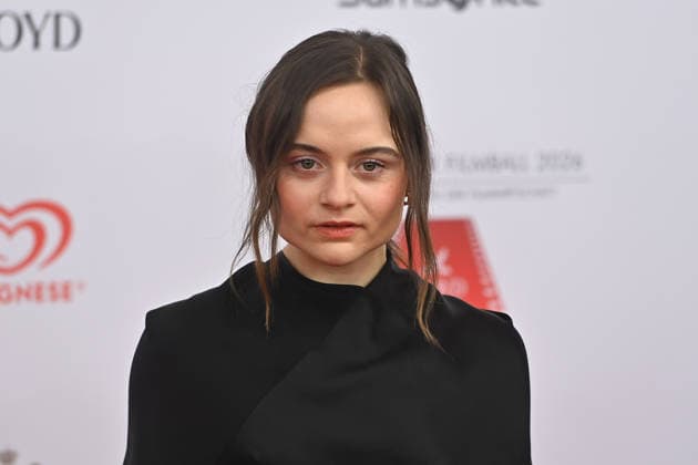 Lena Urzendowsky (Schauspielerin), Einzelbild,angeschnittenes Einzelmotiv,Portrait,Portraet. 50.Deutscher Filmball, Roter Teppich,Red Carpet, am 24.01.2026 im H o t e l B a y e r i s c h e r H o f, M u e n c h e n.