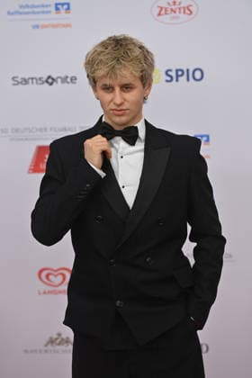 Theo Carow (Schauspieler) , Einzelbild,angeschnittenes Einzelmotiv,Halbfigur,halbe Figur. 50.Deutscher Filmball, Roter Teppich,Red Carpet, am 24.01.2026 im H o t e l B a y e r i s c h e r H o f, M u e n c h e n.