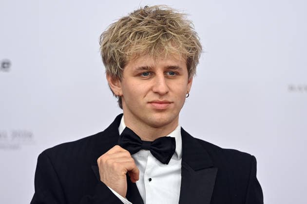Theo Carow (Schauspieler) , Einzelbild,angeschnittenes Einzelmotiv,Portraet,Portrait,Porträt. 50.Deutscher Filmball, Roter Teppich,Red Carpet, am 24.01.2026 im H o t e l B a y e r i s c h e r H o f, M u e n c h e n.