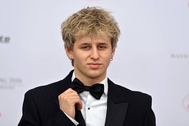 Theo Carow (Schauspieler) , Einzelbild,angeschnittenes Einzelmotiv,Portraet,Portrait,Porträt. 50.Deutscher Filmball, Roter Teppich,Red Carpet, am 24.01.2026 im H o t e l B a y e r i s c h e r H o f, M u e n c h e n.