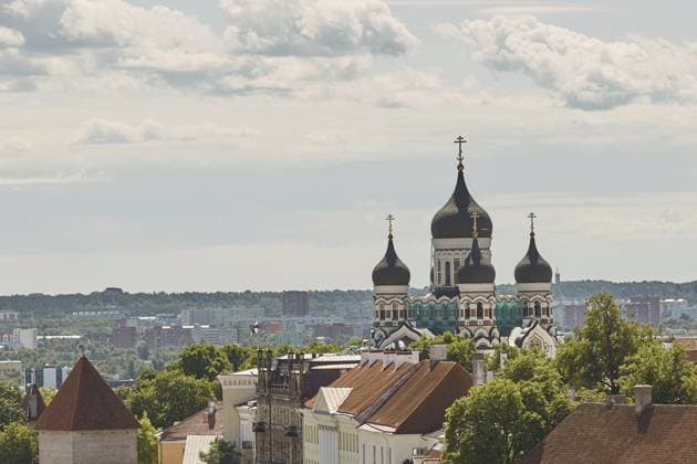 Blick auf die Mauer, die das Zentrum der Stadt Tallinn in Estland umgibt, und auf die Alexander Newski Kathedrale View of the wall surrounding center of the city of Tallinn in Estonia and Alexander Nevsky Cathedral Copyright: imageBROKER JirixVondrous ibxiqx16098138.jpg