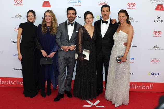 Deutscher Filmball 2026 Emily Kusche, Diana Amft, Elyas M Barek, Gast, Florian David Fitz und Jessica Schwarz auf dem roten Teppich. 50. Deutscher Filmball 2026 am 24.01.2026 im Hotel Bayerischer Hof in München. Bayern, Deutschland.
