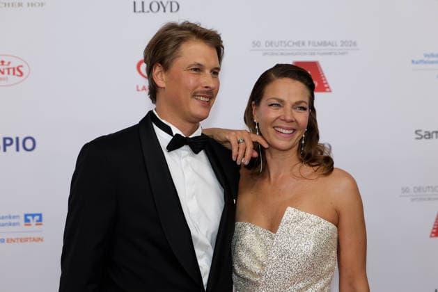 Deutscher Filmball 2026 Jessica Schwarz (deutsche Schauspielerin) mit Ehemann Louis-Freytag Beckmann auf dem roten Teppich. 50. Deutscher Filmball 2026 am 24.01.2026 im Hotel Bayerischer Hof in München. Bayern, Deutschland.