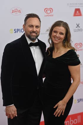 Steven Gaetjen (Moderator), Nina EICHINGER. 50.Deutscher Filmball, Roter Teppich,Red Carpet, am 24.01.2026 im H o t e l B a y e r i s c h e r H o f, M u e n c h e n.