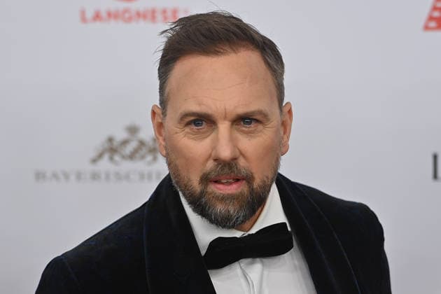 Steven Gaetjen (Moderator), Einzelbild,angeschnittenes Einzelmotiv,Portraet,Portrait,Porträt. 50.Deutscher Filmball, Roter Teppich,Red Carpet, am 24.01.2026 im H o t e l B a y e r i s c h e r H o f, M u e n c h e n.