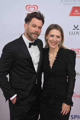 Ken DUKEN (Schauspieler) mit Ehefrau Marisa Leonie Bach (Schauspielerin). 50.Deutscher Filmball, Roter Teppich,Red Carpet, am 24.01.2026 im H o t e l B a y e r i s c h e r H o f, M u e n c h e n.
