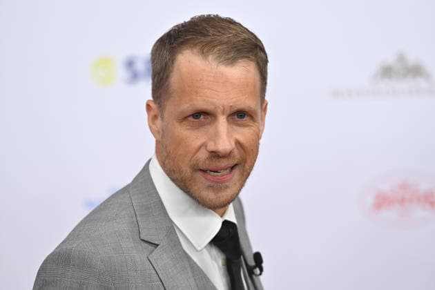 Oliver POCHER (Moderator,Coemdian), Einzelbild,angeschnittenes Einzelmotiv,Portraet,Portrait,Porträt. 50.Deutscher Filmball, Roter Teppich,Red Carpet, am 24.01.2026 im H o t e l B a y e r i s c h e r H o f, M u e n c h e n.