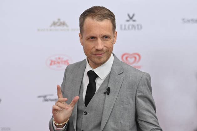 Oliver POCHER (Moderator,Coemdian), Einzelbild,angeschnittenes Einzelmotiv,Portraet,Portrait,Porträt. 50.Deutscher Filmball, Roter Teppich,Red Carpet, am 24.01.2026 im H o t e l B a y e r i s c h e r H o f, M u e n c h e n.