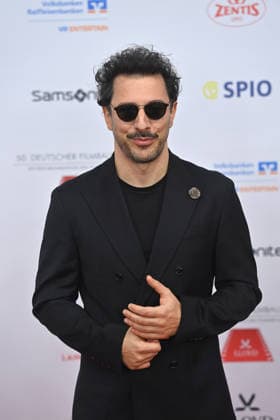 Fahri YardÄ±m (Schauspieler) Einzelbild,angeschnittenes Einzelmotiv,Halbfigur,halbe Figur, 50.Deutscher Filmball, Roter Teppich,Red Carpet, am 24.01.2026 im H o t e l B a y e r i s c h e r H o f, M u e n c h e n.