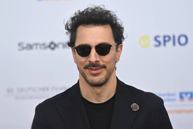 Fahri YardÄ±m (Schauspieler) Einzelbild,angeschnittenes Einzelmotiv, 50.Deutscher Filmball, Roter Teppich,Red Carpet, am 24.01.2026 im H o t e l B a y e r i s c h e r H o f, M u e n c h e n.