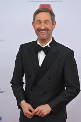Daniel Boschmann (Moderator), Einzelbild,angeschnittenes Einzelmotiv,Halbfigur,halbe Figur. 50.Deutscher Filmball, Roter Teppich,Red Carpet, am 24.01.2026 im H o t e l B a y e r i s c h e r H o f, M u e n c h e n.