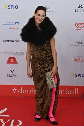 Bibiana BEGLAU (Schauspielerin). Einzelbild,Freisteller, Ganzkoerperaufnahme,ganze Figur. 50.Deutscher Filmball, Roter Teppich,Red Carpet, am 24.01.2026 im H o t e l B a y e r i s c h e r H o f, M u e n c h e n.