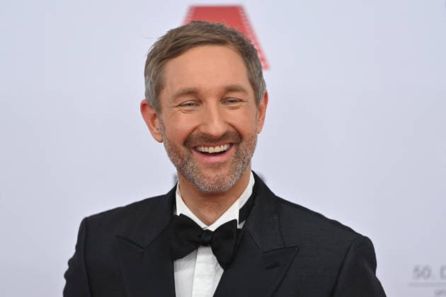 Daniel Boschmann (Moderator), Einzelbild,angeschnittenes Einzelmotiv,Portrait,Portraet. 50.Deutscher Filmball, Roter Teppich,Red Carpet, am 24.01.2026 im H o t e l B a y e r i s c h e r H o f, M u e n c h e n.