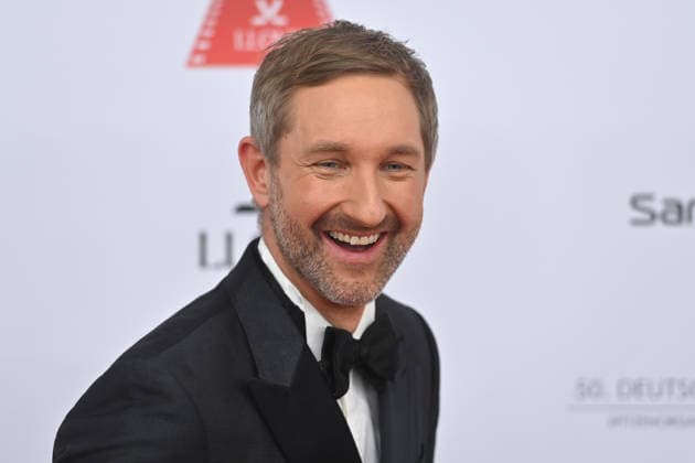 Daniel Boschmann (Moderator), Einzelbild,angeschnittenes Einzelmotiv,Portrait,Portraet. 50.Deutscher Filmball, Roter Teppich,Red Carpet, am 24.01.2026 im H o t e l B a y e r i s c h e r H o f, M u e n c h e n.