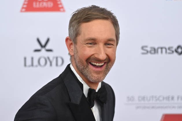 Daniel Boschmann (Moderator), Einzelbild,angeschnittenes Einzelmotiv,Portrait,Portraet. 50.Deutscher Filmball, Roter Teppich,Red Carpet, am 24.01.2026 im H o t e l B a y e r i s c h e r H o f, M u e n c h e n.