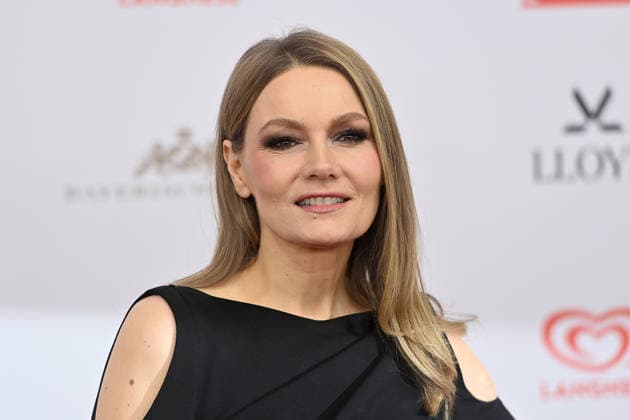 Martina HILL (Komikerin), Einzelbild,angeschnittenes Einzelmotiv,Portraet,Portrait,Porträt. 50.Deutscher Filmball, Roter Teppich,Red Carpet, am 24.01.2026 im H o t e l B a y e r i s c h e r H o f, M u e n c h e n.