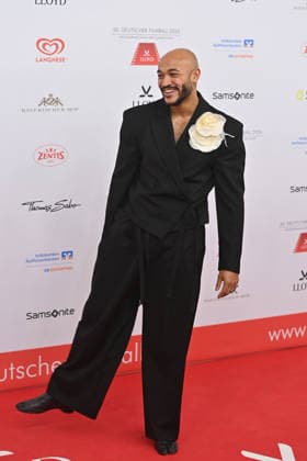 Malick Bauer (Schauspieler), Einzelbild,Freisteller, Ganzkoerperaufnahme,ganze Figur. 50.Deutscher Filmball, Roter Teppich,Red Carpet, am 24.01.2026 im H o t e l B a y e r i s c h e r H o f, M u e n c h e n.