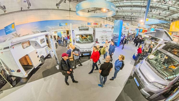 Das Wochenende auf der CMT Stuttgart: Ein Rundgang aus der Vogelperspektive Auf dem Bild: Der Messestand von Knaus. 25.01.2026: Von oben entfaltet sich das bunte Treiben der Messe – klare Linien, volle Hallen und die ganze Vielfalt von Reisen, Caravaning und Freizeit in einem Blick. Foto: KS-Images.de Karsten Schmalz Landesmesse,Stuttgart, 0.00000° N , 0.00000° E Baden-Württemberg Germany