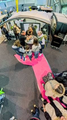 Das Wochenende auf der CMT Stuttgart: Ein Rundgang aus der Vogelperspektive Meet & Greet mit Sasha und Nicole Fingerhuth, den Happy Fingerhuths , bekannt aus der Fernsehserie Bella Italia. 25.01.2026: Von oben entfaltet sich das bunte Treiben der Messe – klare Linien, volle Hallen und die ganze Vielfalt von Reisen, Caravaning und Freizeit in einem Blick. Foto: KS-Images.de Karsten Schmalz Landesmesse,Stuttgart, 0.00000° N , 0.00000° E Baden-Württemberg Germany
