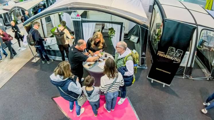 Das Wochenende auf der CMT Stuttgart: Ein Rundgang aus der Vogelperspektive Meet & Greet mit Sasha und Nicole Fingerhuth, den Happy Fingerhuths , bekannt aus der Fernsehserie Bella Italia. 25.01.2026: Von oben entfaltet sich das bunte Treiben der Messe – klare Linien, volle Hallen und die ganze Vielfalt von Reisen, Caravaning und Freizeit in einem Blick. Foto: KS-Images.de Karsten Schmalz Landesmesse,Stuttgart, 0.00000° N , 0.00000° E Baden-Württemberg Germany