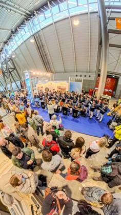 Das Wochenende auf der CMT Stuttgart: Ein Rundgang aus der Vogelperspektive Auf dem Bild: Die Marinekameradschaft Rottenburg beim Singen. 25.01.2026: Von oben entfaltet sich das bunte Treiben der Messe – klare Linien, volle Hallen und die ganze Vielfalt von Reisen, Caravaning und Freizeit in einem Blick. Foto: KS-Images.de Karsten Schmalz Landesmesse,Stuttgart, 0.00000° N , 0.00000° E Baden-Württemberg Germany
