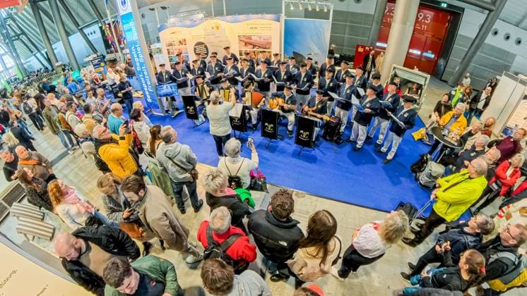 Das Wochenende auf der CMT Stuttgart: Ein Rundgang aus der Vogelperspektive Auf dem Bild: Die Marinekameradschaft Rottenburg beim Singen. 25.01.2026: Von oben entfaltet sich das bunte Treiben der Messe – klare Linien, volle Hallen und die ganze Vielfalt von Reisen, Caravaning und Freizeit in einem Blick. Foto: KS-Images.de Karsten Schmalz Landesmesse,Stuttgart, 0.00000° N , 0.00000° E Baden-Württemberg Germany