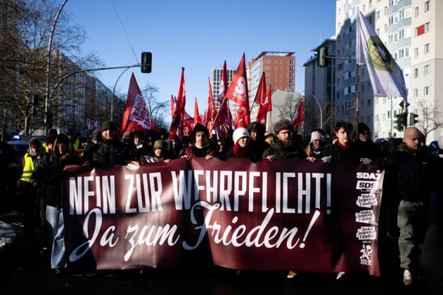 Demo Luxemburg-Liebknecht-Gedenken DEU, Deutschland, Germany, Berlin, 11.01.2026 Demonstranten mit Transparent Nein zur Wehrpflicht Ja zum Frieden gegen die Wehrpflicht auf der linken Demonstration zum Gedenken von Rosa Luxemburg zur Gedenkstaette der Sozialisten in Berlin - Friedrichsfelde anlaesslich der Luxemburg - Liebknecht - Gedenkveranstaltung in Berlin Deutschland . Der Gedenktag erinnert an den Jahrestag der Ermordung der Kommunisten Rosa Luxemburg und Karl Liebknecht am 15. Januar 1919. Seit dem Ende der DDR hat die Veranstaltung unter der Teilnahme der Linkspartei Die Linke eine neue Beliebtheit, hauptsaechlich unter Ostdeutschen und zunehmend jungen Menschen erfahren en: Demonstrators with banners No to conscription, yes to peac
