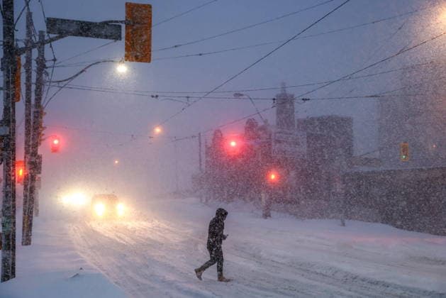January 25, 2026, Toronto, On, CANADA: People walk through downtown Toronto, as Environment Canada warns of peak snowfall rates of five to eight centimetres per hour as a winter storm moves through the region, Sunday, Jan. 25, 2026. Toronto CANADA  - ZUMAc35_ 20260125_zaf_c35_064 Copyright: xColexBurstonx