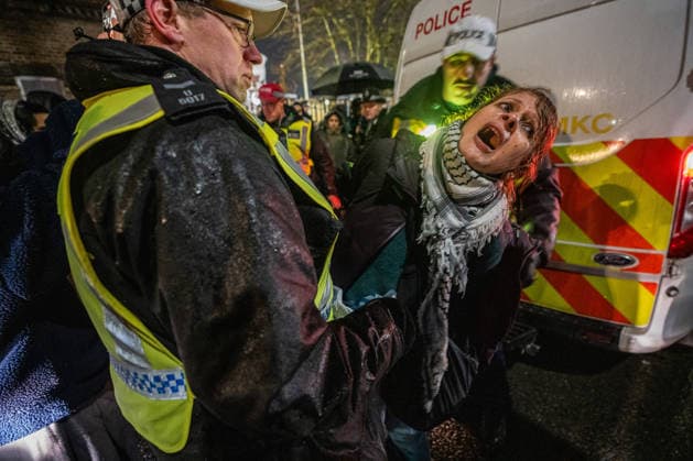 News Bilder des Tages January 25, 2026, London, United Kingdom: Pro-Palestinian activist is being arrested for trespassing onto the grounds of HMP Wormwood Scrubs prison during the rally. Scores of pro-Palestinian demonstrators protesting against the incarceration of Palestine Action activists at HMP Wormwood Scrubs were all arrested for aggravated trespassing onto prison property. The demonstrators were kettled in by Police who proceeded to arrest them one by one in a large operation that took 5 hours. London United Kingdom - ZUMAs197 20260125_aaa_s197_142 Copyright: xLabxKyxMox
