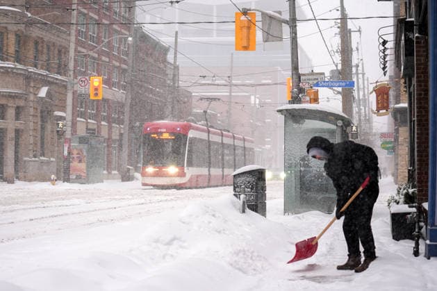 Winter storm in Toronto TORONTO, CANADA - JANUARY 25 : A man shovels snow from the sidewalk during snowstorm in Toronto, Ontario, Canada on January 25, 2026. Mert Alper Dervis Anadolu Ontario Canada. Editorial use only. Please get in touch for any other usage.  Copyright: x2026xAnadoluxMertxAlperxDervisx