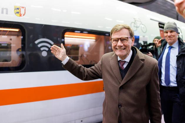 Johann Wadephul (CDU), Bundesaussenminister, auf dem Hauptbahnhof in Berlin, zu Beginn seiner Reise nach Lettland und Schweden. Wegen schlechten Wetters startet der Flug auf dem Flughafen Leipzig. Berlin, 26.01.2026. Fotografiert im Auftrag des Auswaertigen Amtes Berlin Deutschland *** Johann Wadephul CDU , Federal Foreign Minister, at the main train station in Berlin, at the beginning of his trip to Latvia and Sweden Due to bad weather, the flight takes off at Leipzig Airport Berlin, 26 01 2026 Photographed on behalf of the Federal Foreign Office Berlin Germany Copyright: xThomasxImo AAx