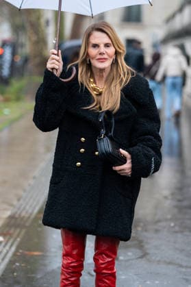 Patou - Outside Arrivals - Paris Fashion Week - Menswear Fall Winter 2026-2027 Anna Dello Russo wears black Patou fur short coat, red over the knees leather boots, black bag, gold chain necklace outside Patou Menswear Fall Winter 2026-2027 show as part of Paris Fashion Week on January 25, 2026 in Paris, France., Credit:Lounis Tiar Avalon France, Paris  Copyright: xLounisxTiarx xAvalonx 1069346588
