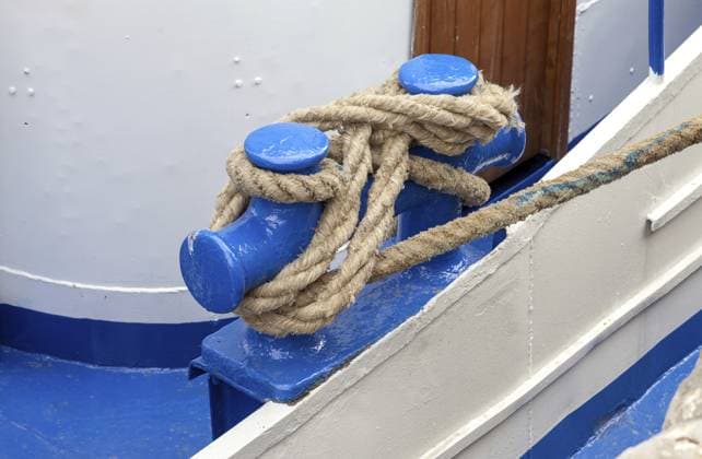 Knoten auf einem Poller eines Bootes Knot on a bollard of a boat Copyright: imageBROKER AlexanderxBlinov ibxiqx16170307.jpg