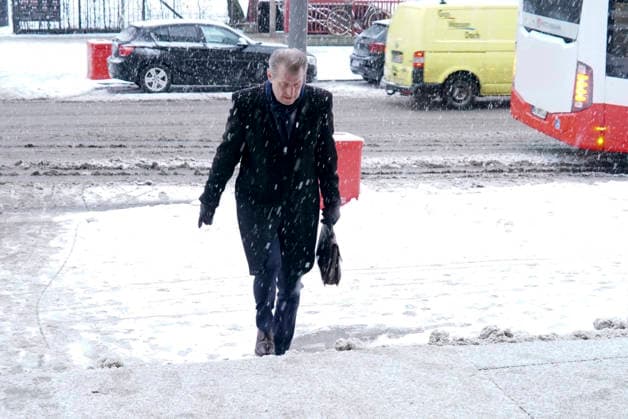 Stephan Hensel der Ex-Ehemann und Vater der Kinder von Christina Blockals Vertreter der Nebenklage auf dem zu Fuss im Schneetreiben auf de4m Weg zur Verhandlung beim Prozess wegen mutmasslicher Kindesentfuehrung im Landgericht Hamburg Strafjustizgebaeude Entfuehrungsfall der Block Kinder Hamburg Deutschland
