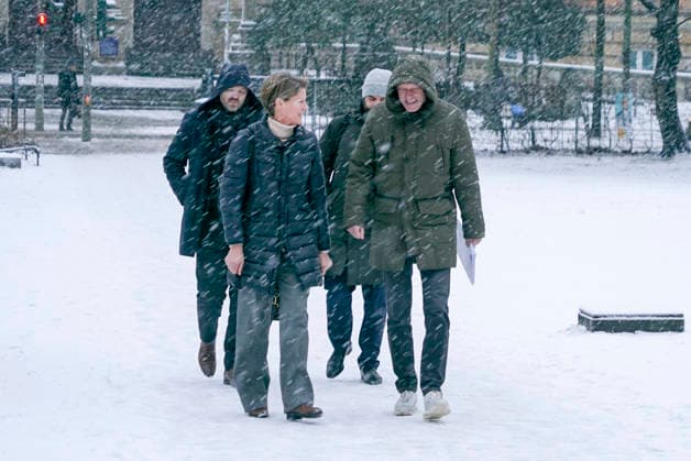 Gerhard Delling TV Moderator mit Rechtsanwalt David Rieks Christina Block zu Fuss im Schneetreiben auf dem Weg zur Verhandlung beim Prozess wegen mutmasslicher Kindesentfuehrung im Landgericht Hamburg Strafjustizgebaeude Entfuehrungsfall der Block Kinder Hamburg Deutschland