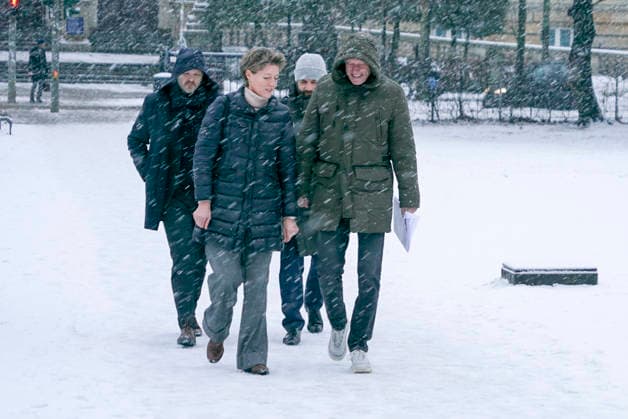 Gerhard Delling TV Moderator mit Rechtsanwalt David Rieks Christina Block zu Fuss im Schneetreiben auf dem Weg zur Verhandlung beim Prozess wegen mutmasslicher Kindesentfuehrung im Landgericht Hamburg Strafjustizgebaeude Entfuehrungsfall der Block Kinder Hamburg Deutschland