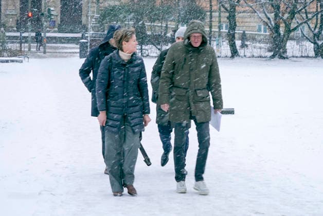Gerhard Delling TV Moderator mit Rechtsanwalt David Rieks Christina Block zu Fuss im Schneetreiben auf dem Weg zur Verhandlung beim Prozess wegen mutmasslicher Kindesentfuehrung im Landgericht Hamburg Strafjustizgebaeude Entfuehrungsfall der Block Kinder Hamburg Deutschland